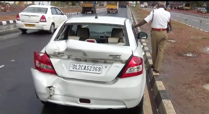 ಡಿವೈಡರ್ ಮೇಲೇರಿ ಕಾರು ಢಿಕ್ಕಿ: ವಿದ್ಯಾರ್ಥಿನಿಗೆ ಗಾಯ